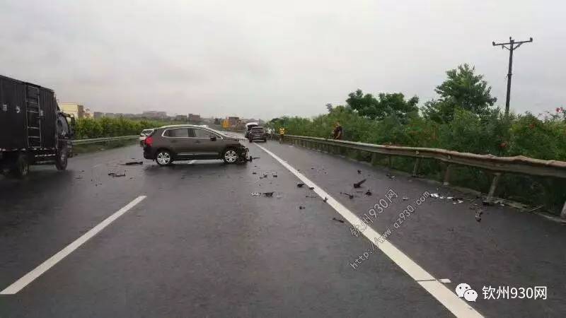 今天欽州這個路段因雨天路滑發生多起車禍下雨天務必注意出行安全