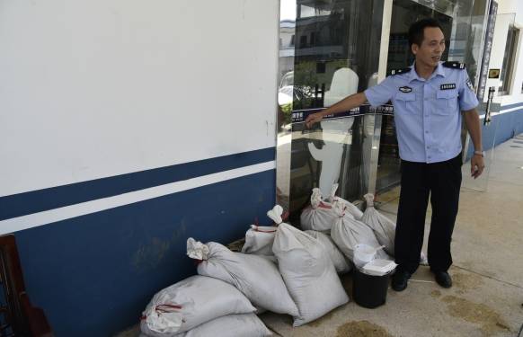 齊沙派出所不僅地勢低窪,而且坐落在河涌旁,每當颱風暴雨天氣都會出現