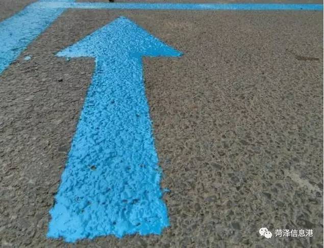 停车位标线为蓝色图片