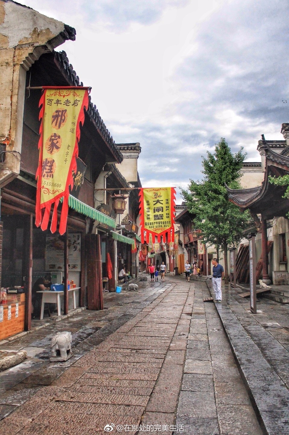 而雨天的老街更有味道,雨水打湿了光滑的石板路,木头门面显出比晴天更