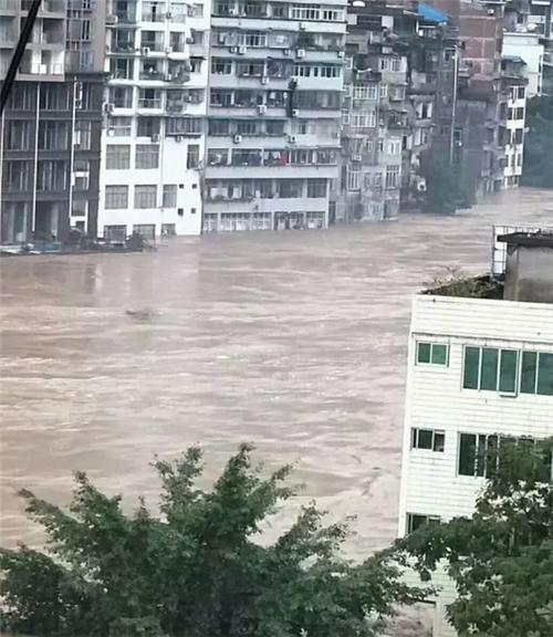 此处输入图片描述盐津县城被淹8月24日凌晨,昭通多地持续暴雨引发山洪