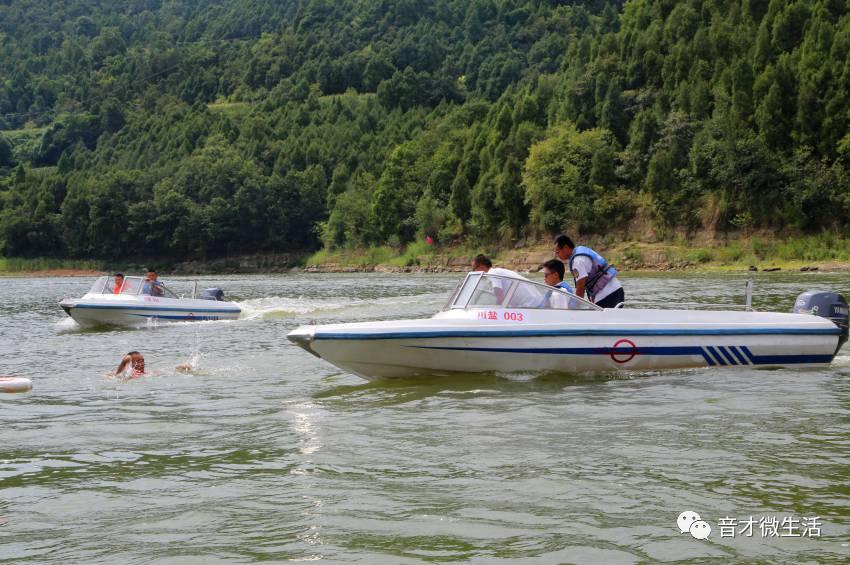 报告:盐亭莲花湖附近一艘快艇和游船发生碰撞,3人落水,请求救援!