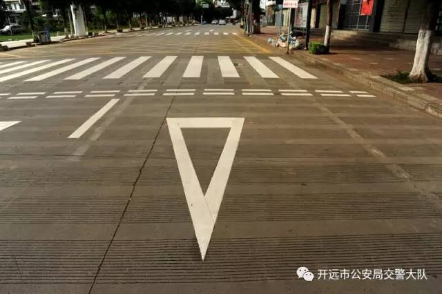 马路上交通标志 地面图片