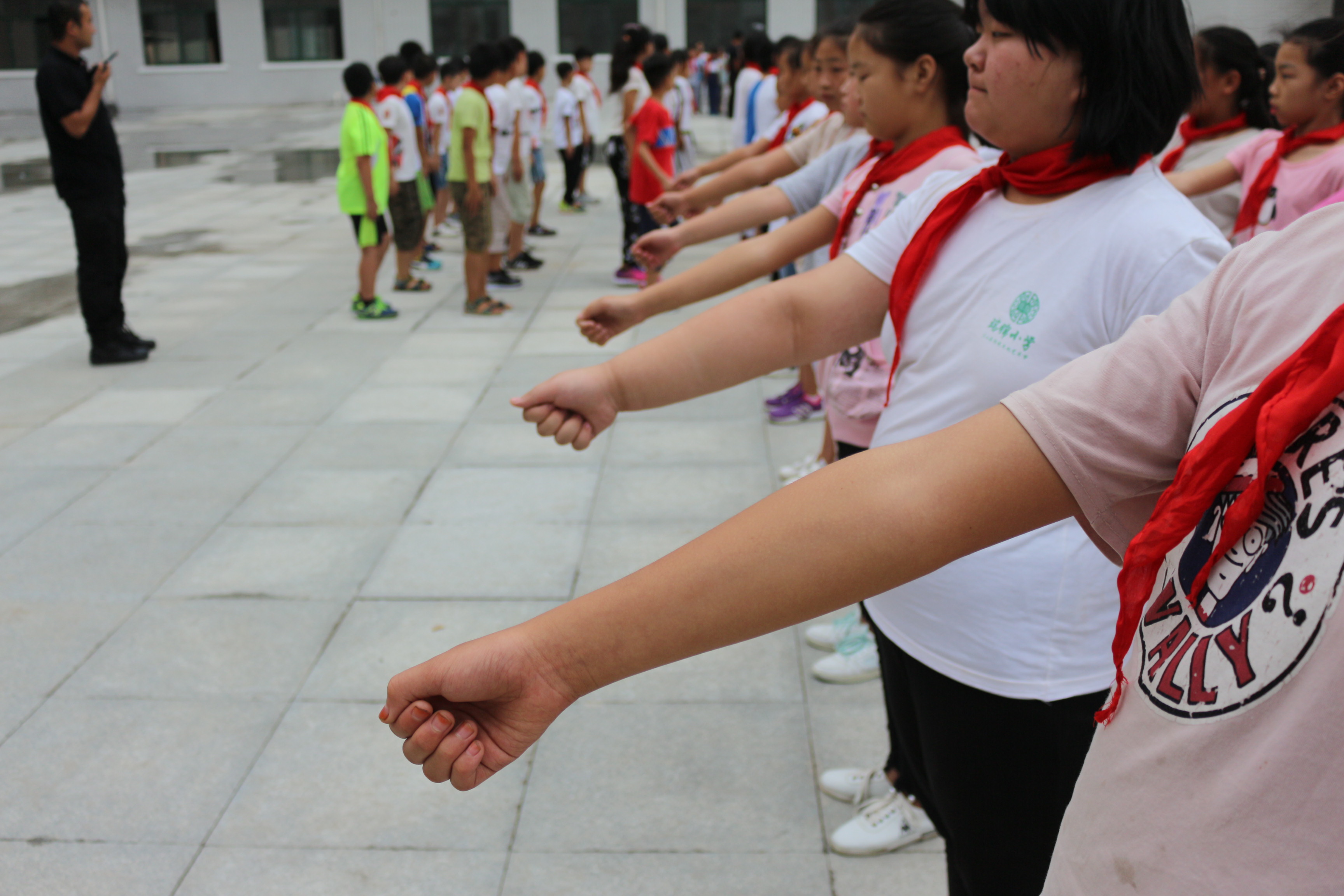 8月25日上午,瑞锦小学举行了庄严的开营仪式,升国旗,奏国歌,学生代表