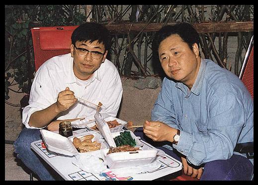 1977年,邓光荣回香港发展,与胞兄邓光宙创立大荣影视公司