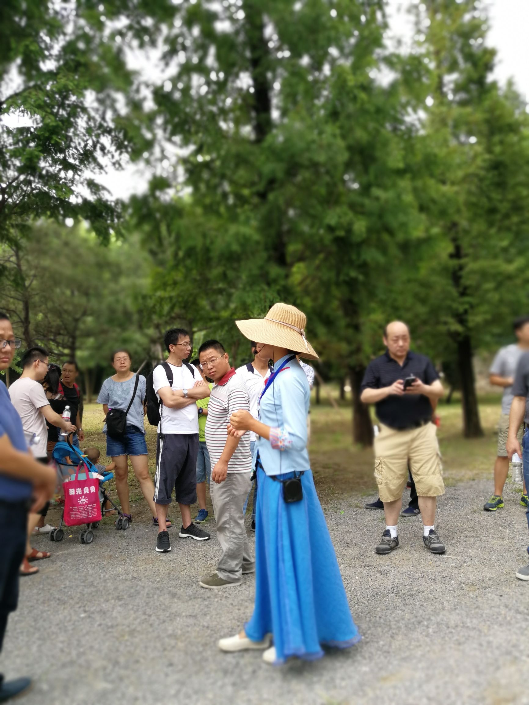 这是哪里的景区导游小姐,服装艳丽人漂亮,成为景中之景?