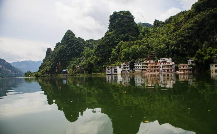 不經意間說山水一色更合適在石馬湖這裡石馬湖位於廣西鳳山縣金牙鄉下