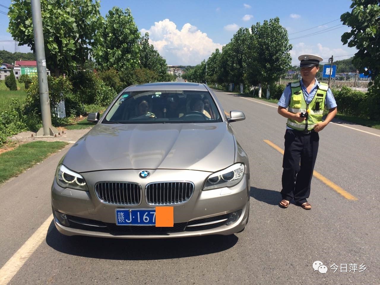 萍鄉這輛寶馬車是套牌車 被交警攔個正著