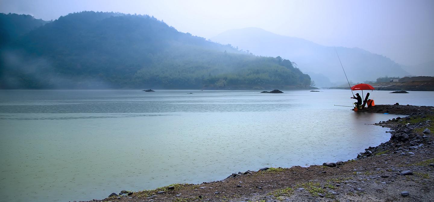 月出于东山之上,徘徊于斗牛之间.白露横江,水光接天.