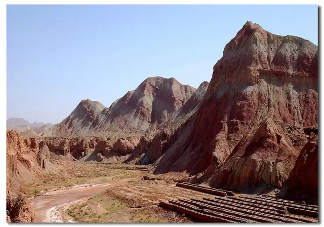 形態萬千的奇型山峰縱橫林立,這片大地上的溝壑和山