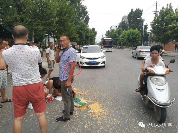 南阳淅川发生严重车祸摩托车被撞飞