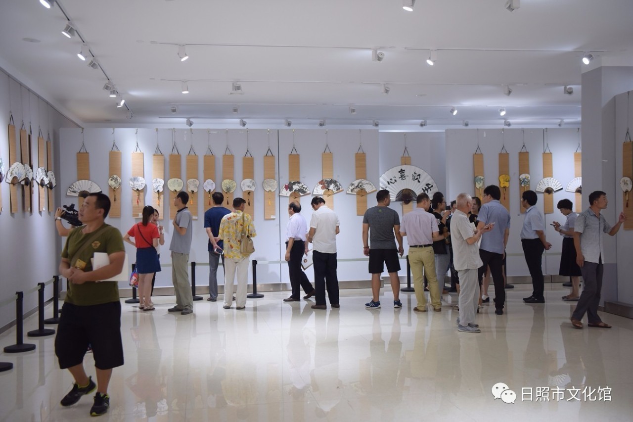 日照市首届书画名家成扇精品展昨日亮相莒县文街