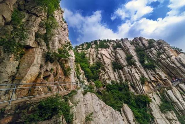 乘車路線:鄭州客運中心站和客運北站都有豪華大巴開往寶泉,票價約40元