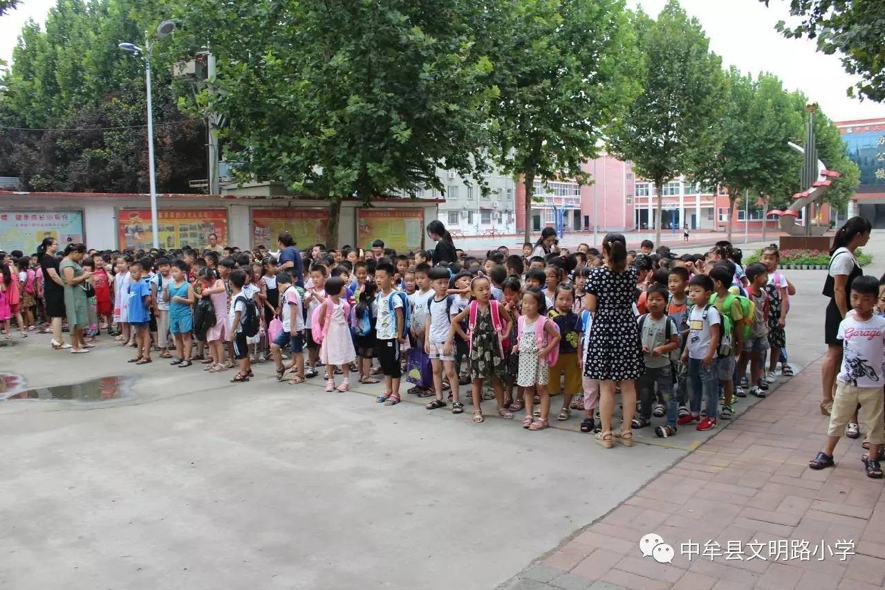 中牟縣文明路小學:我成為一名小學生啦!