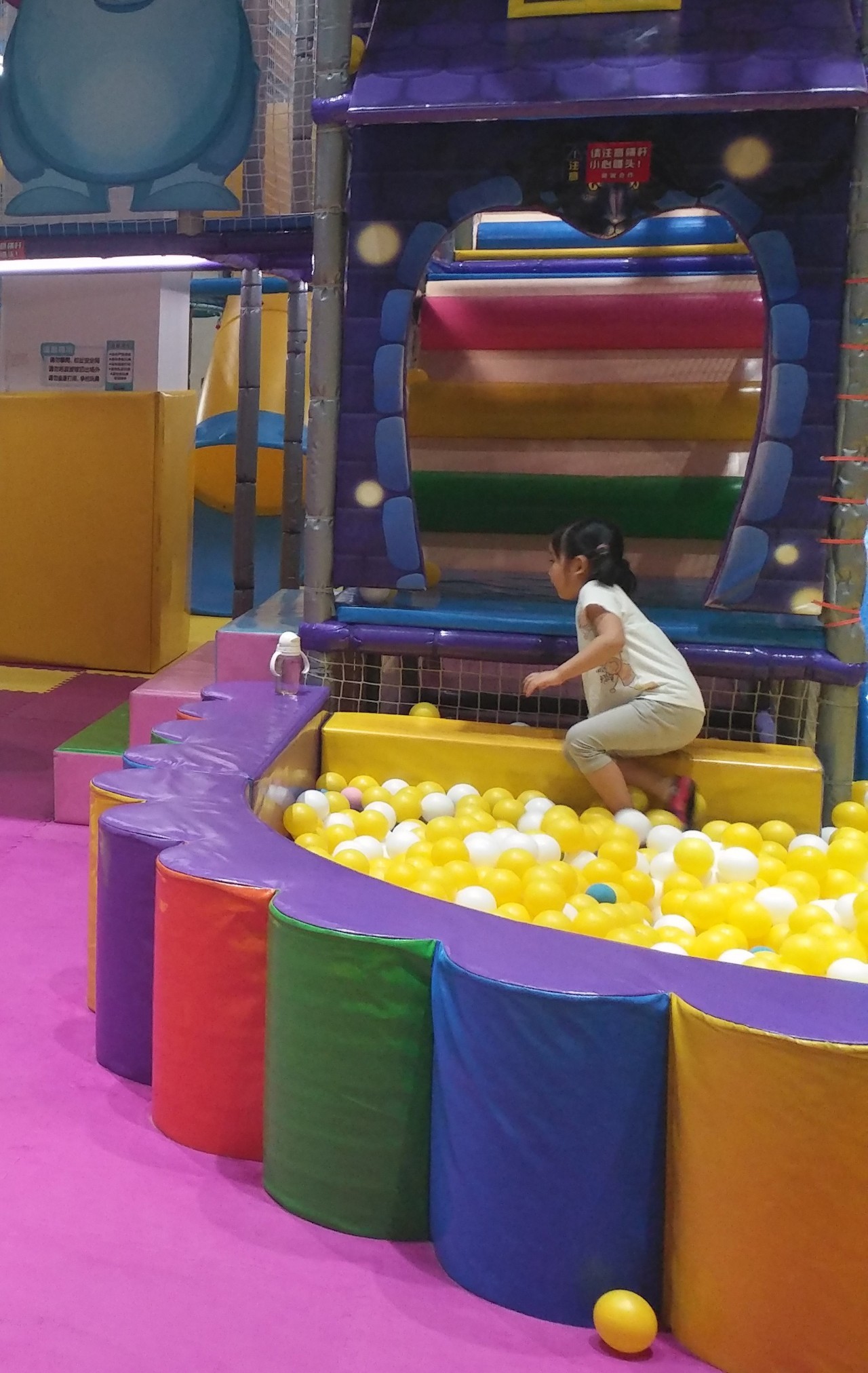 张家口10岁女孩在游乐场玩蹦蹦床被踩骨折