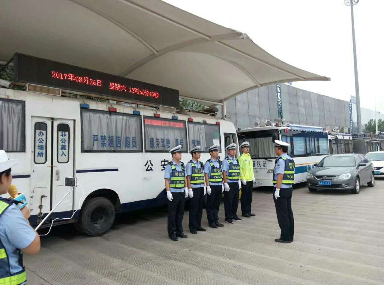 咸阳高速交警在三桥收费站进行执法直播活动