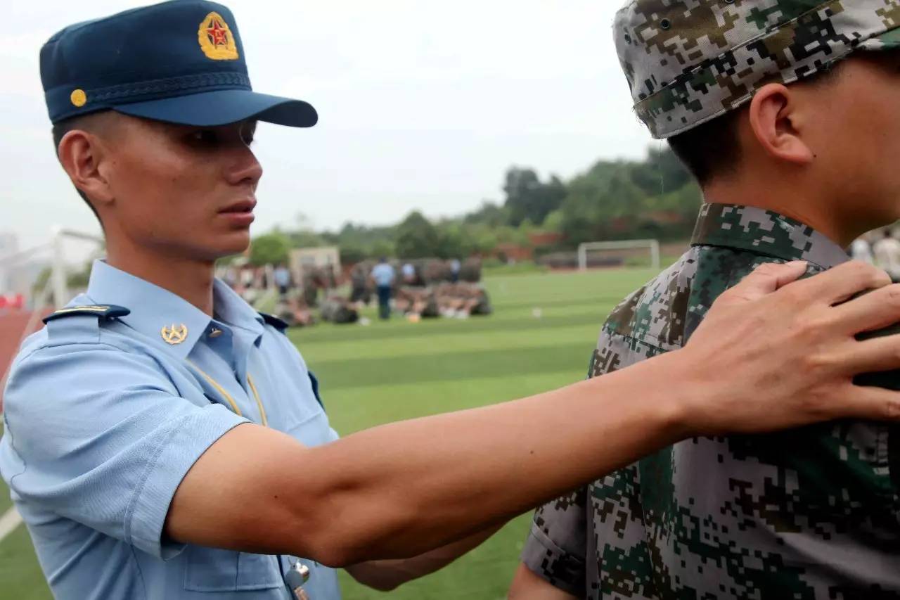 空工大航空機務士官學校24名帥氣教官赴信高軍訓,最後一張照片亮了!