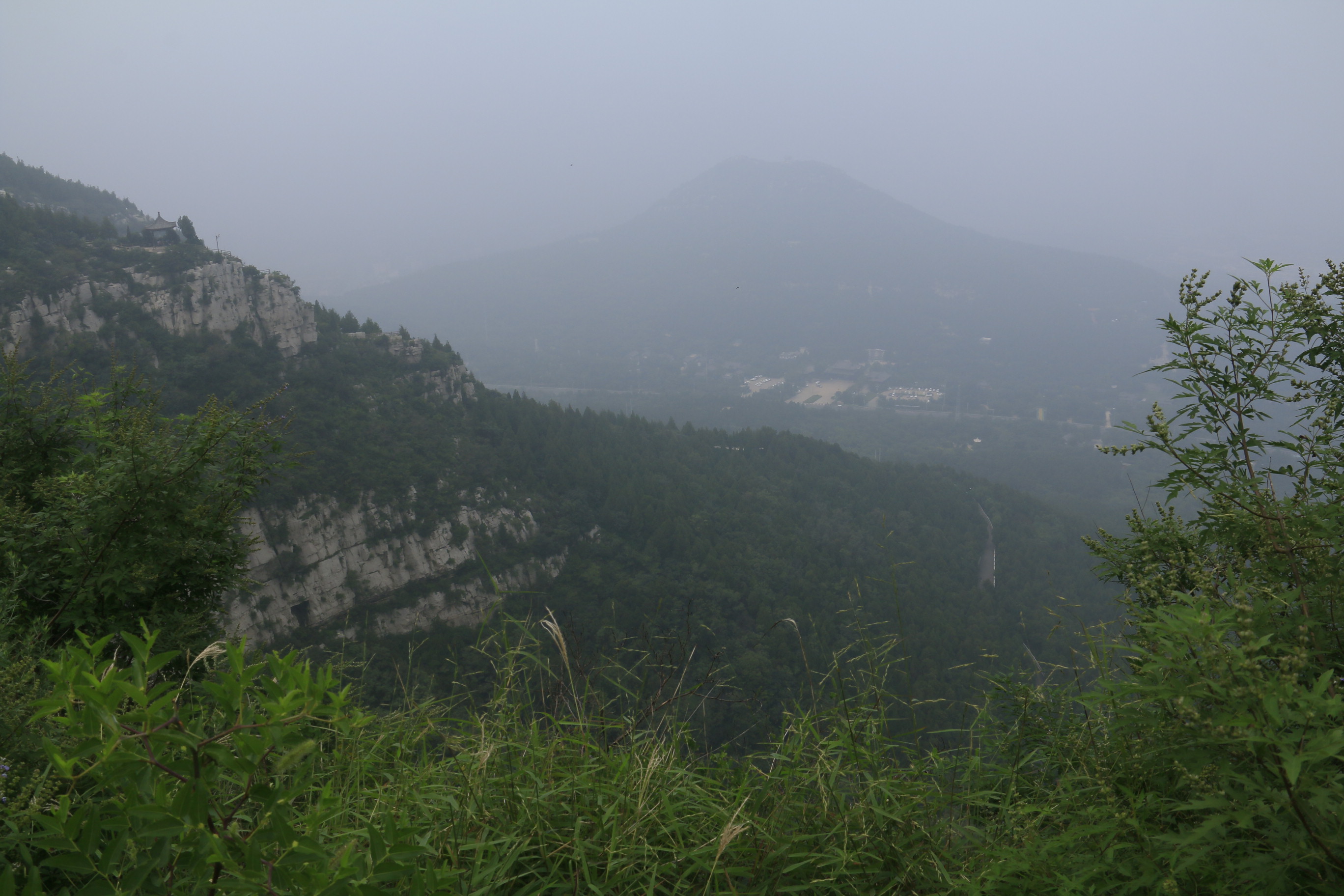 佛慧山的歷史遺蹟文筆峰:古人迷信風水,認為濟南城地勢低窪,地下多水