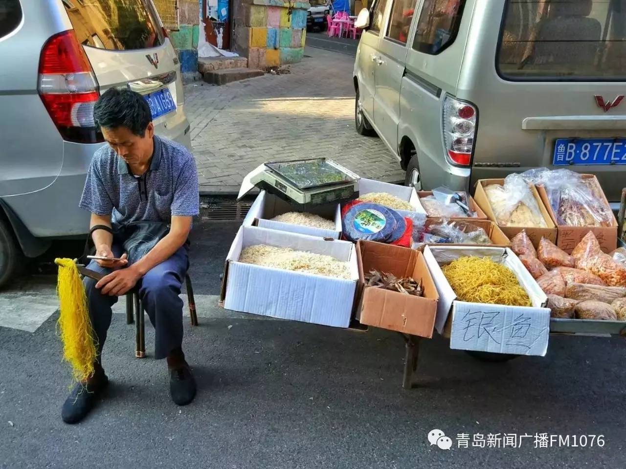 賣貨郎,左手拂塵,右手手機～▼海蠣子豐收▼本期主攝影:孫文麗