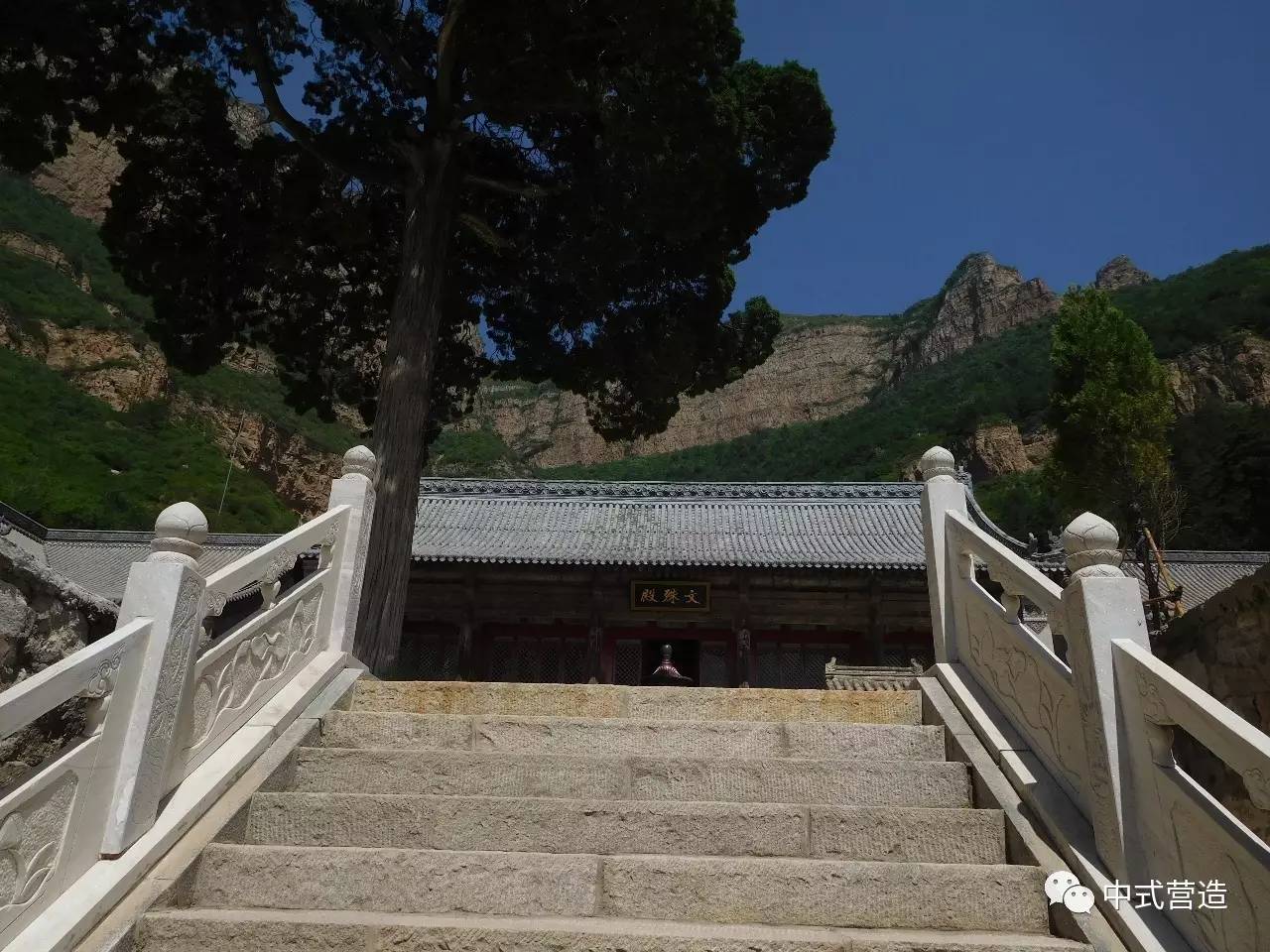 位於繁峙縣城東南15公里的杏園鄉,屬五臺山北臺外寺廟,佔地4000平方米