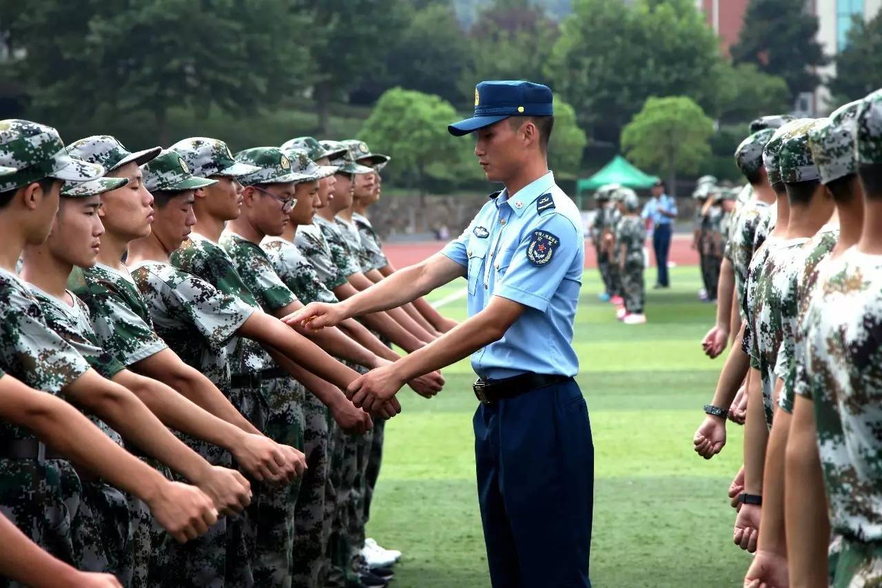 空工大航空機務士官學校24名帥氣教官赴信高軍訓最後一張照片亮了