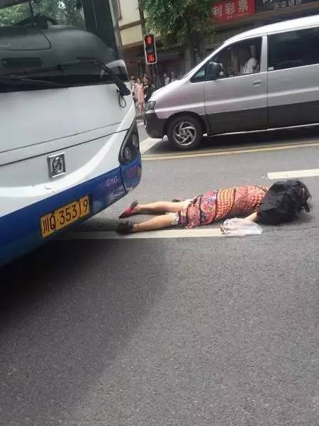 美女被车撞死了图片