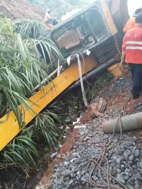 萍乡一挖机山上作业不慎翻车后撞上火车