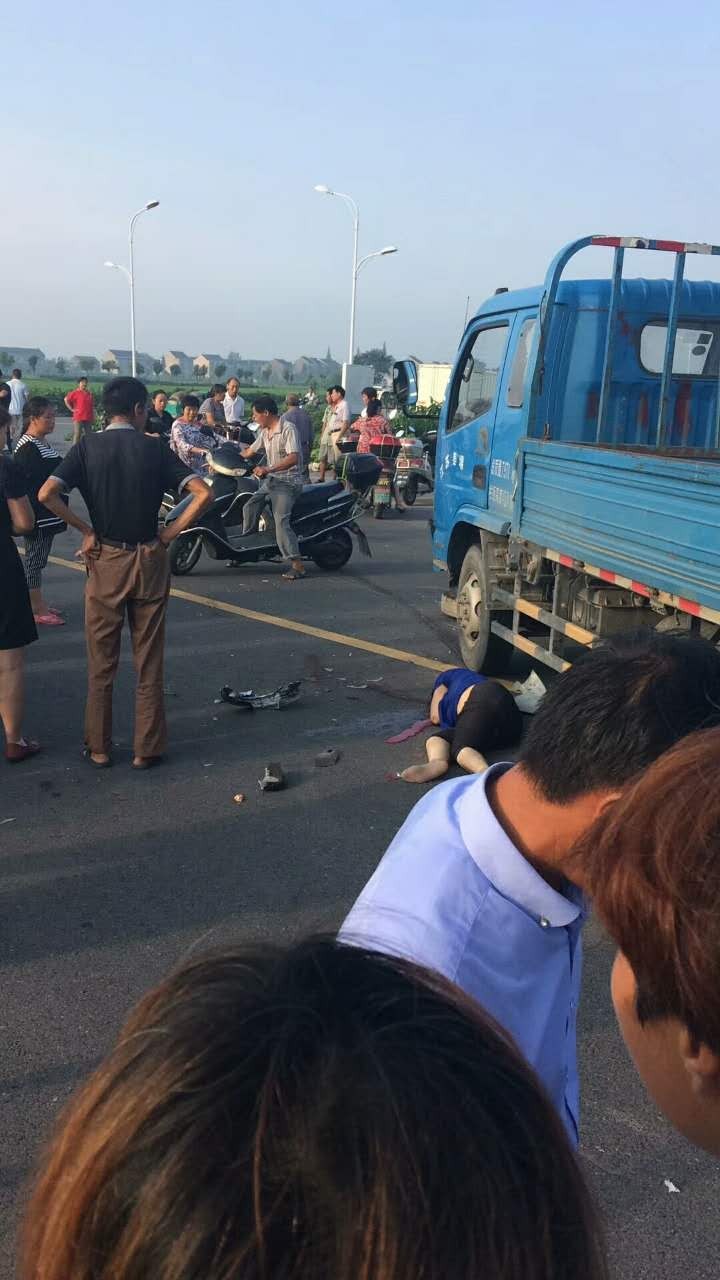 泰州一卡車與轎車相撞,不幸將一電動車車主撞死.