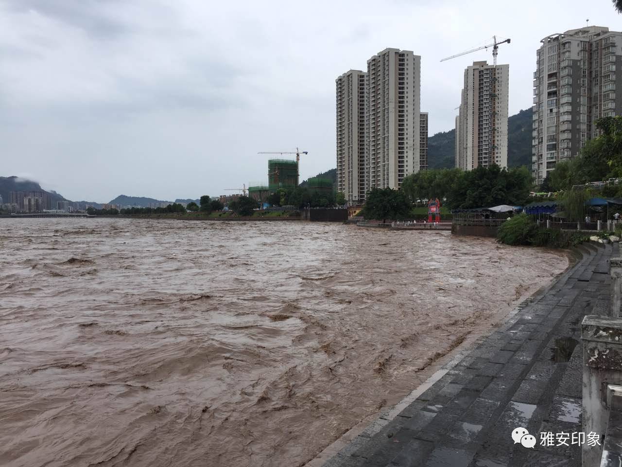 雅安暴雨水猛漲路中斷援救快