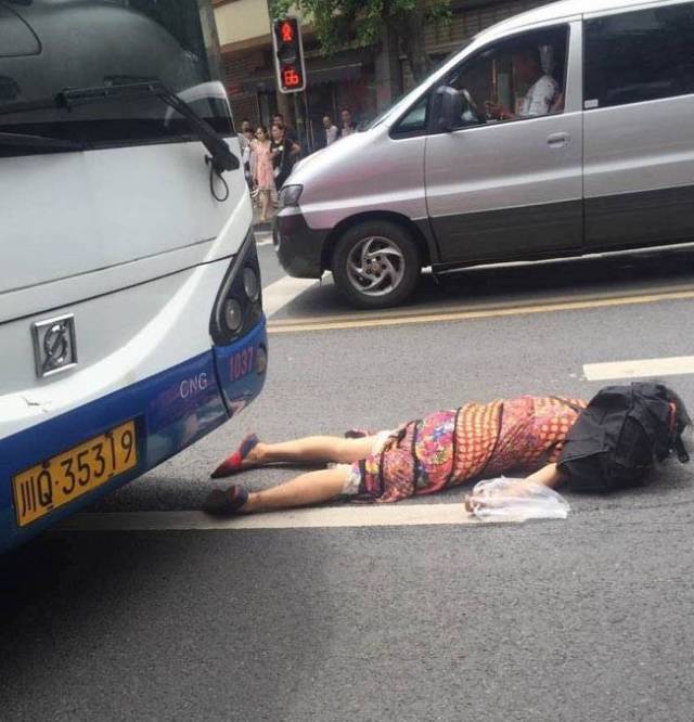 宜宾公交车斑马线前撞倒女子,当场身亡,公交公司这样回应