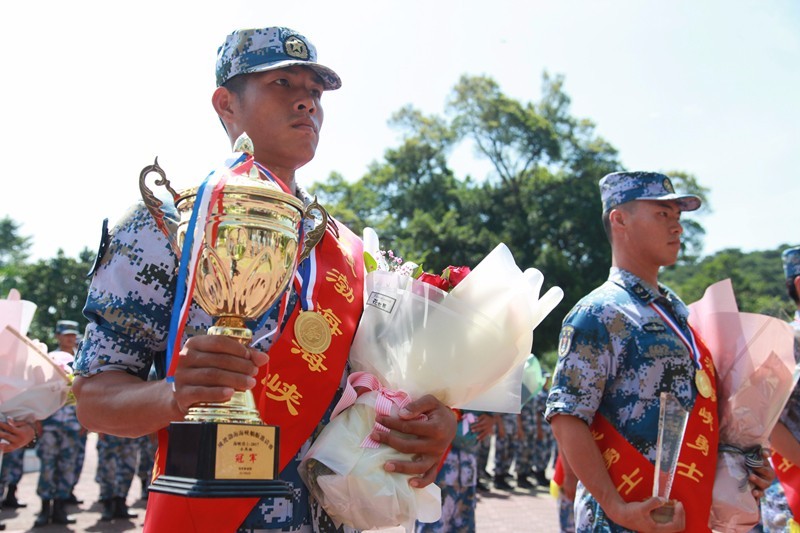 王者歸來南海艦隊某訓練基地18名海峽勇士載譽凱旋