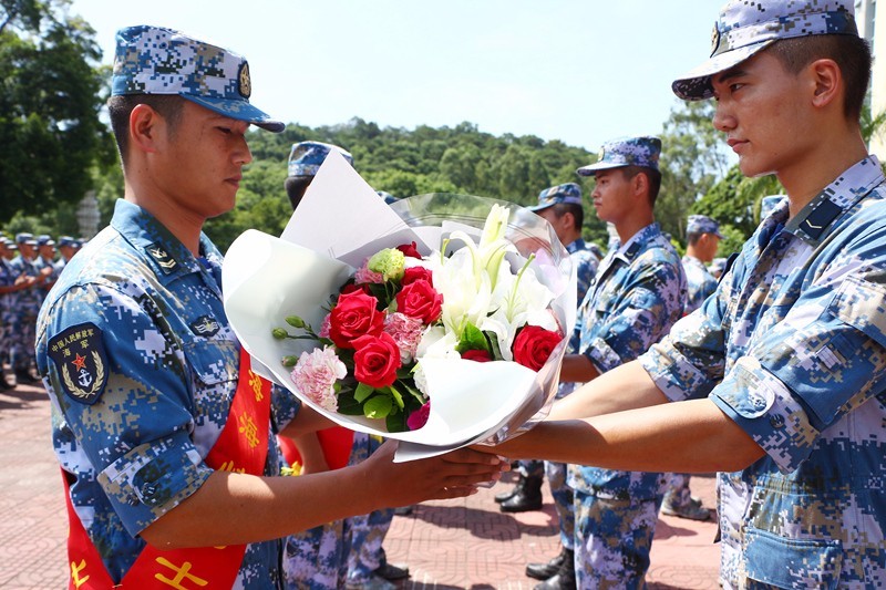 王者歸來南海艦隊某訓練基地18名海峽勇士載譽凱旋