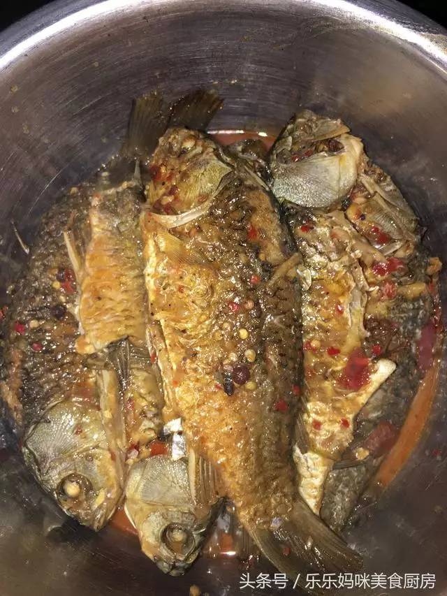 小鯽魚怎麼做才好吃紅燒小鯽魚非常入味的家常做法