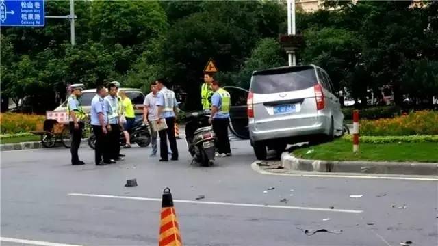 【慘禍】剛剛,桂林機場路突發車禍,男子被當場撞死!