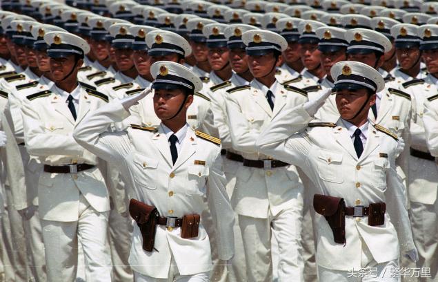 陆军采用统一颜色的军服,中国海军的军服为何两种颜色?