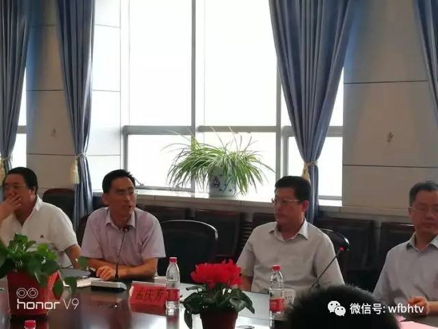 经理张效林为优秀学子颁奖滨海区公共事业局局长张英杰为优秀教师颁奖