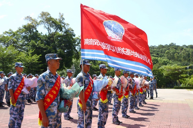 王者歸來南海艦隊某訓練基地18名海峽勇士載譽凱旋