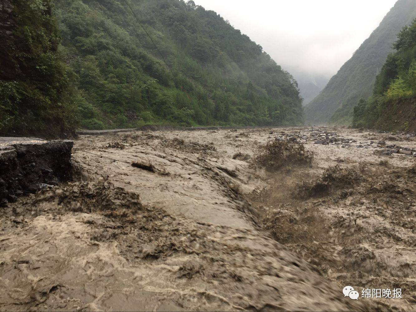 安州区多处暴雨致道路中断高川乡因山洪泥石流成为孤岛视频