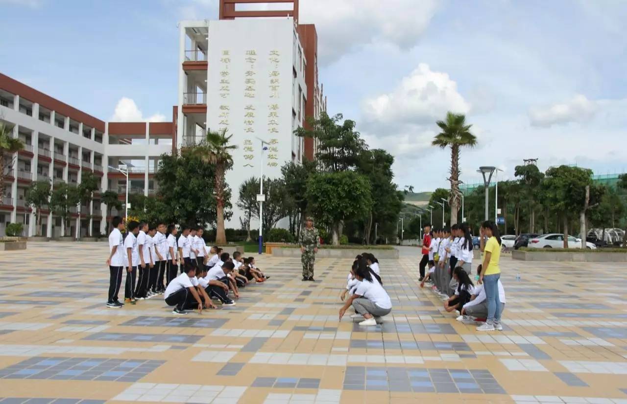 学军人风采强自身素质文山市第一初级中学新生国防教育训练拉开序幕