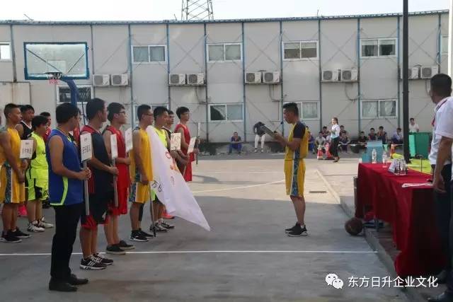 日升联队组成的7支队伍齐聚梅桥厂区篮球场,一同见证了东方日升篮球