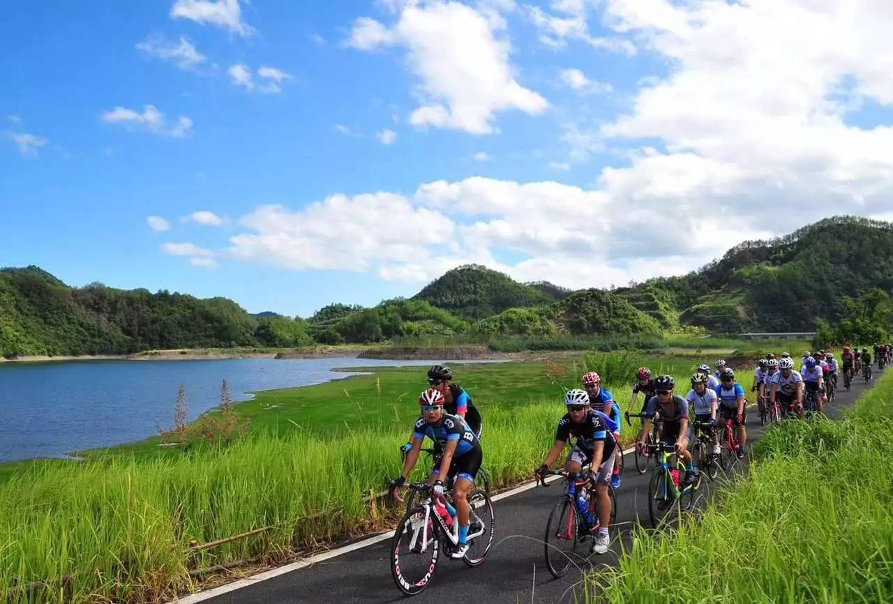 2016年吸引超过100万骑行客的蜂拥而至,环湖骑行已经成为千岛湖