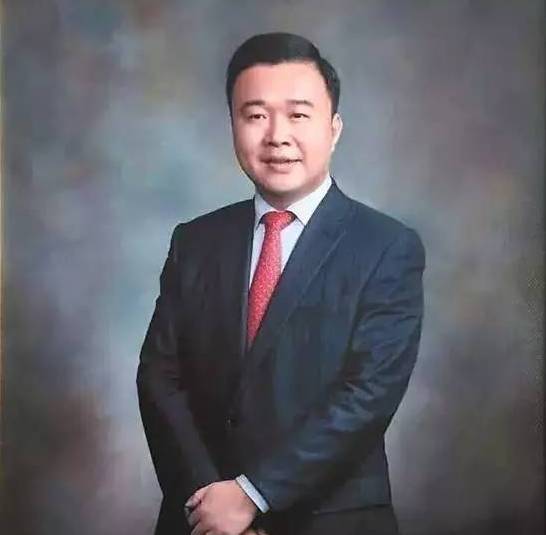 李雄虎,毕业于福建师范大学美术系,获清华大学emba硕士学位,现任福建