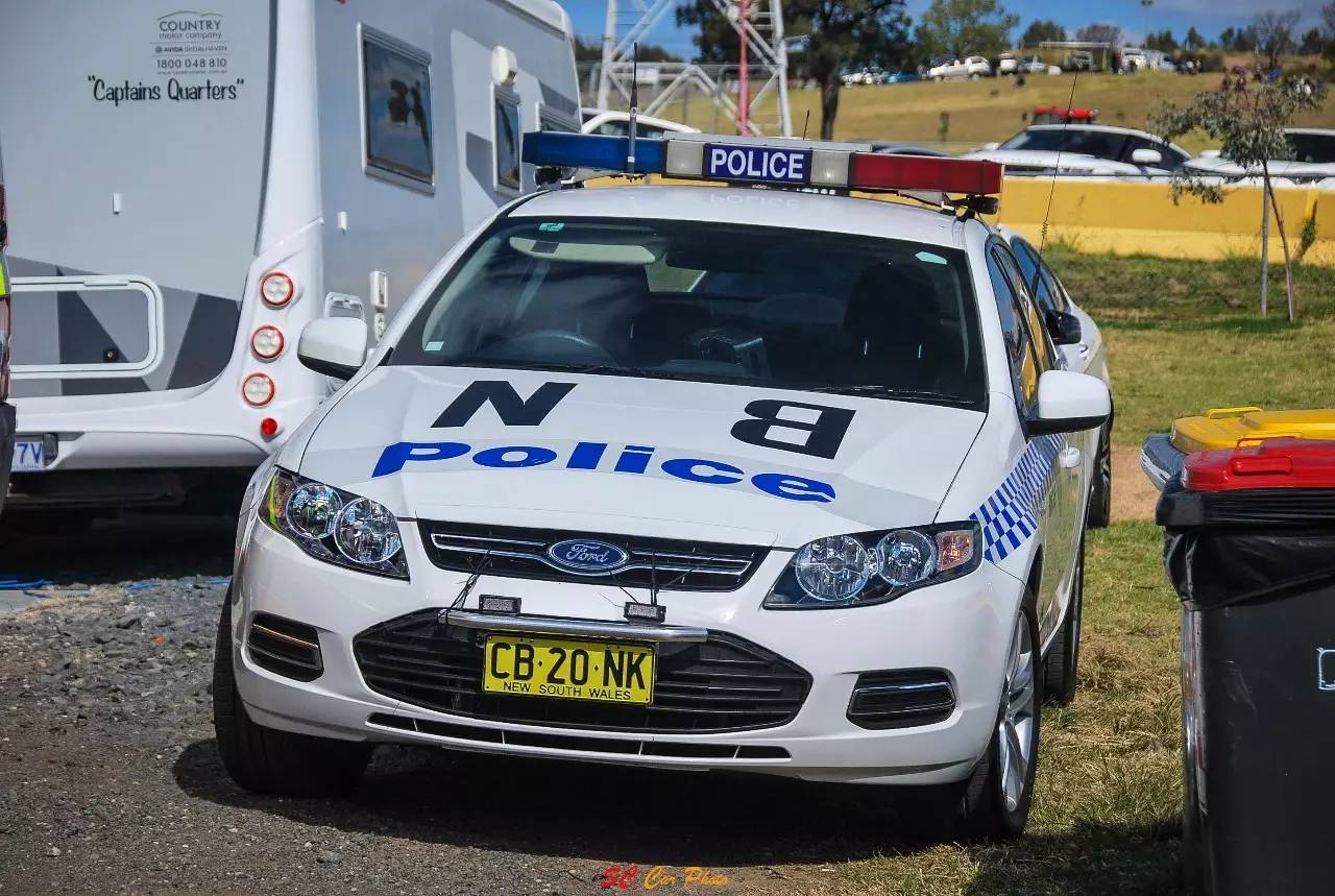 新州的治安警車v8sc的安全車由porsche提供賽車場內的消防車同樣也是