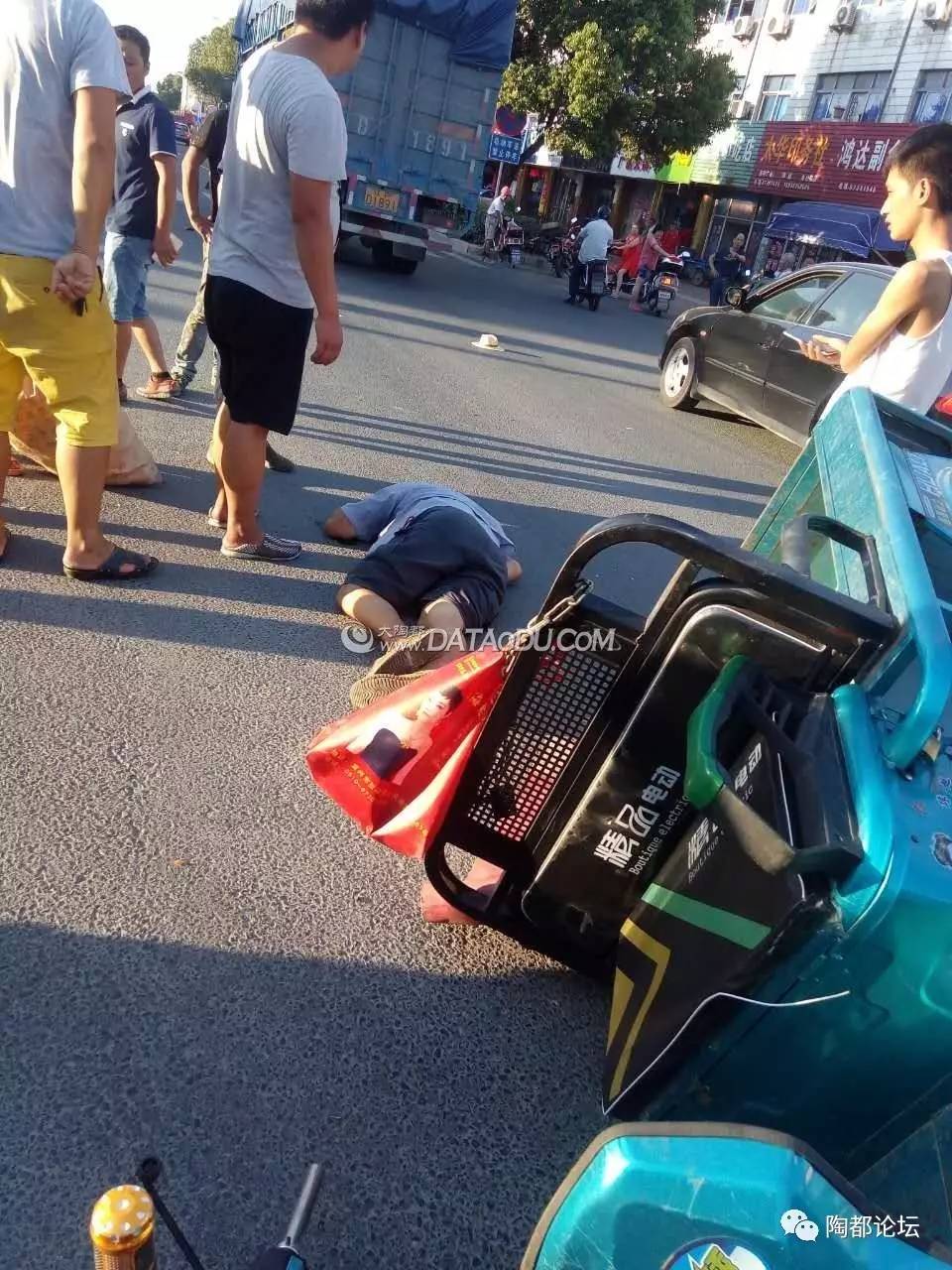 昨天宜兴太华鼎球广场附近车祸,一大爷倒地不起,电动三轮车也侧翻了!