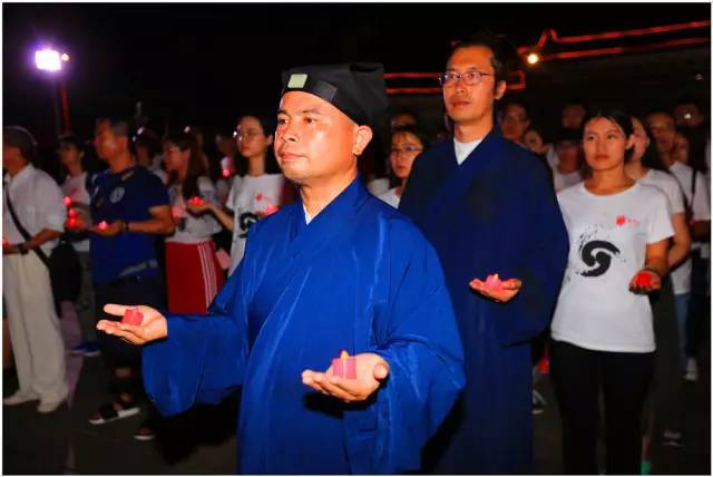 《薪火相傳》祈福現場煙花璀璨祈福現場祈福現場武漢大學博士賈勇說