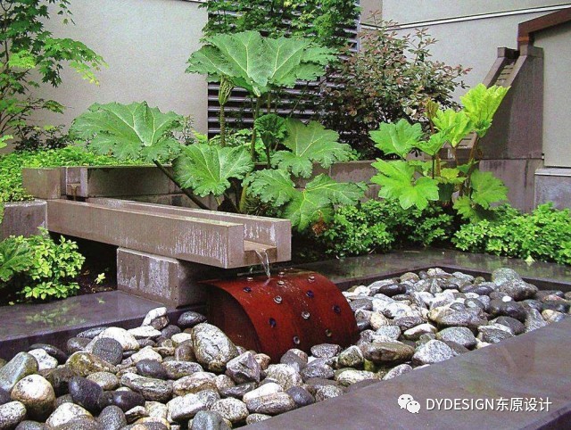 水槽连接着雨水管,收集建筑屋顶及周边场地的雨水,引入雨水花园进行