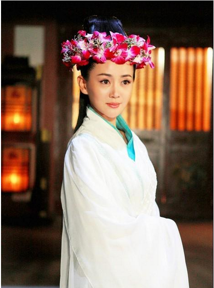 在2012年播出的古装剧《天涯明月刀》中,她与钟汉良合作,张定涵饰演的