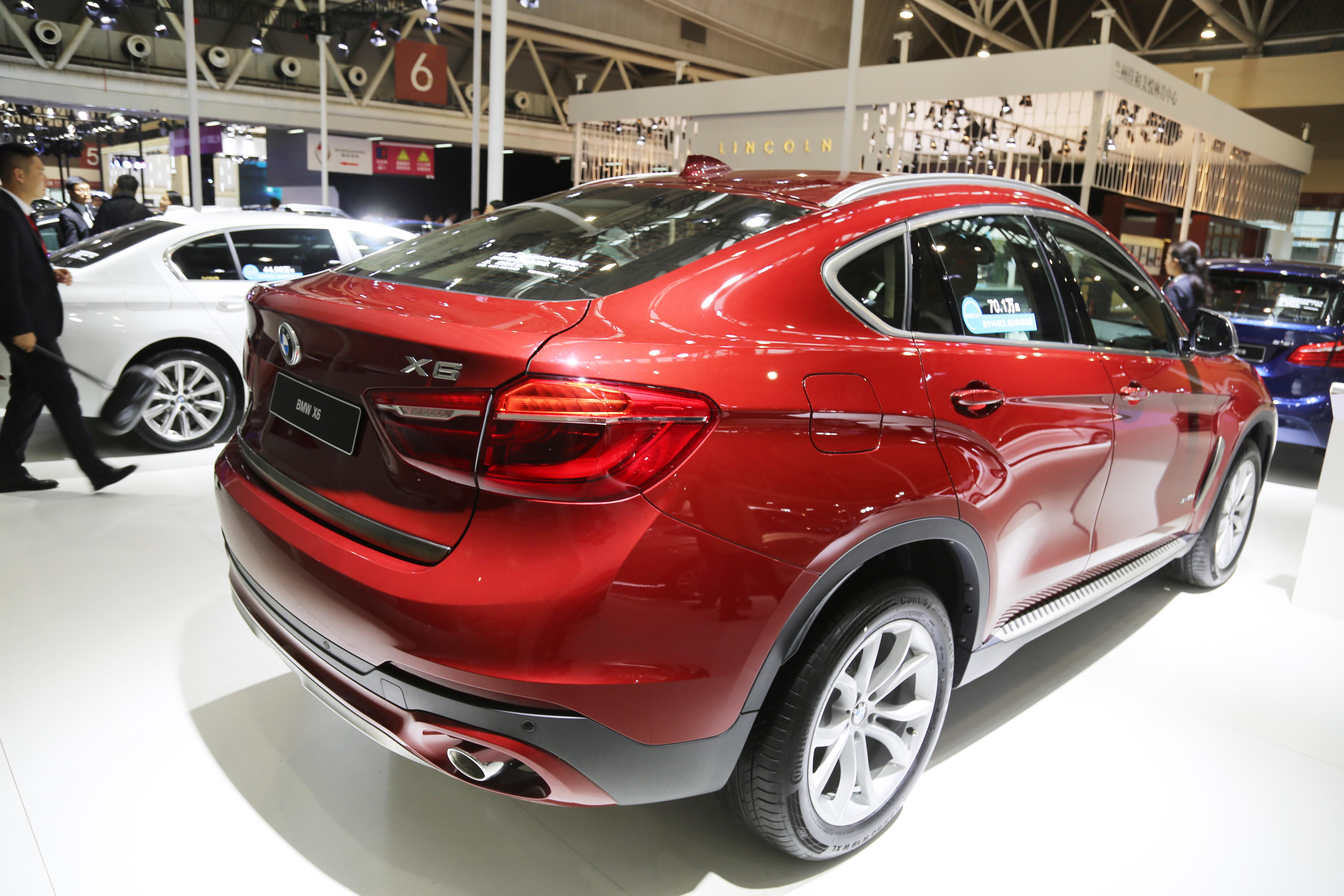 红色宝马 bmw x6,百万级别豪华座驾,车展实拍!