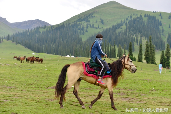 每一位哈薩克人都是騎馬的高手,哪怕是美女,在草原裡的馬背上,外人看