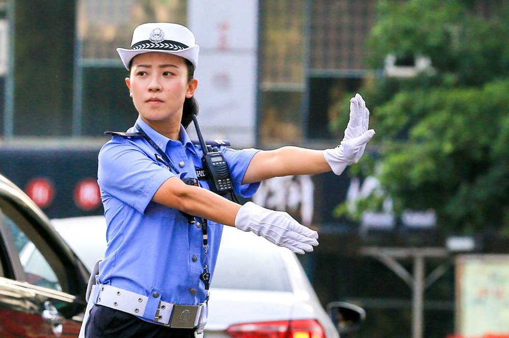 交警女子图片